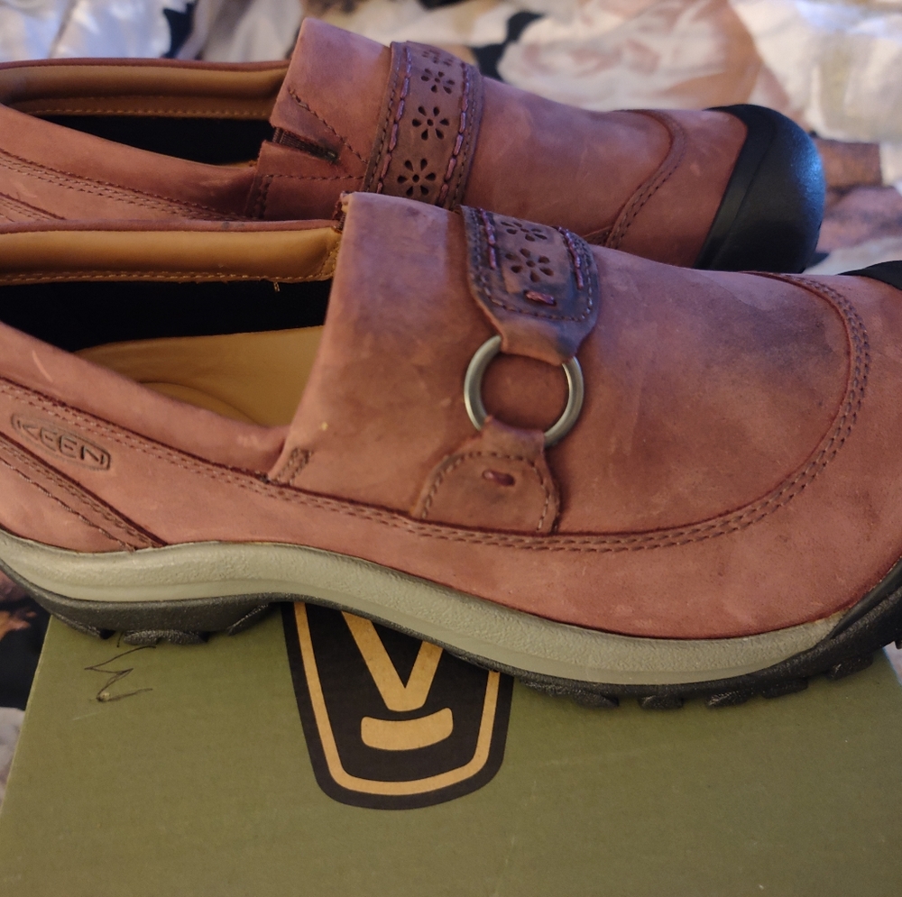 8.5 pinkish/mauve keen slip ons new in box